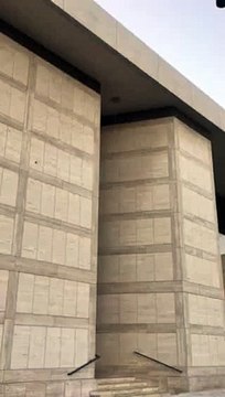 Inonder les marches de cette cathédrale pour éloigner les SDF : bravo les cathos, c'est pas jésus qui aurait fait ça!