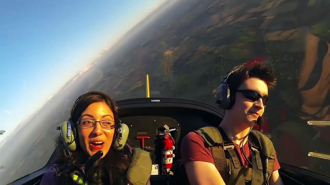 Un pilote d'avion fait des loopings pour faire flipper ses amis!