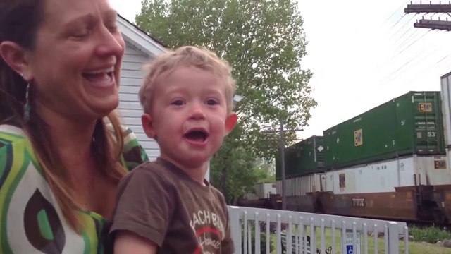Ce gamin est comme un fou car son papa conduit le train!