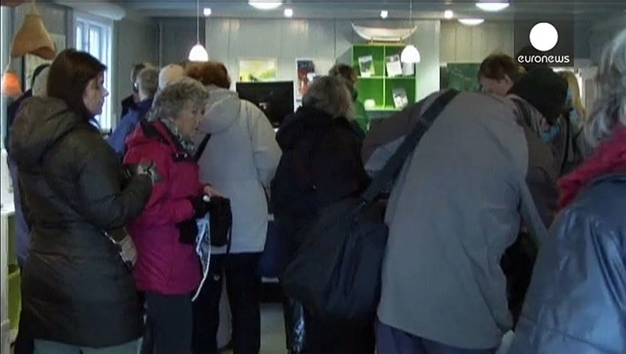 Mit spezialbrillen gewappnet: tausende sehen sonnenfinsternis im hohen norden entgegen
