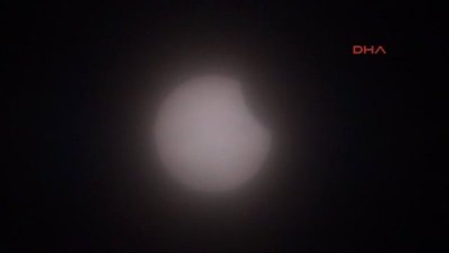 Kocaeli'de Parçalı Güneş Tutulması Kamera Objektifinin Önüne Film Koyularak Böyle Görüntülendi