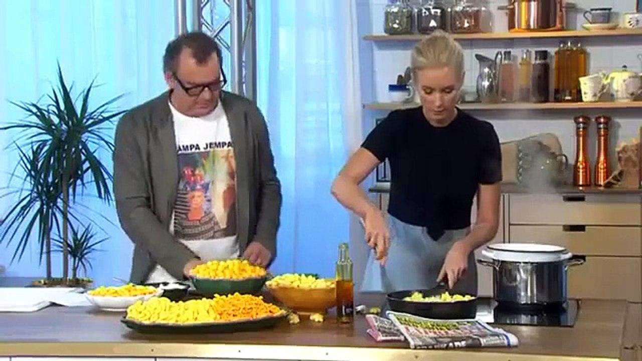 Une présentatrice blonde met le feu au plateau .... pour de vrai !