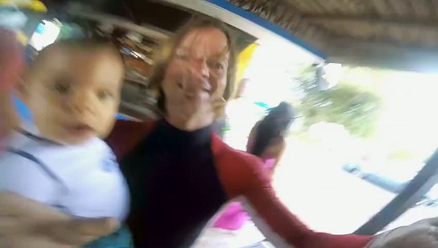 A 9 mois, ce bébé fait déjà du surf !