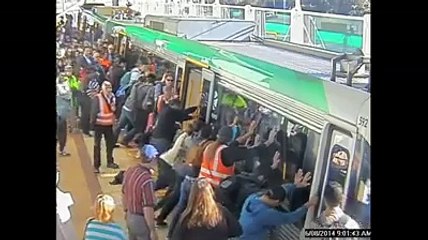 Trenin Arasına Sıkışan Adamı Böyle Kurtardılar..