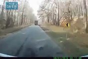 Ce chauffeur de camion est psychopate !! il explose un tracteur au passage