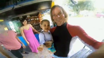 Ce bébé surf déjà à 9 mois, et il a l'air d'adorer ça!