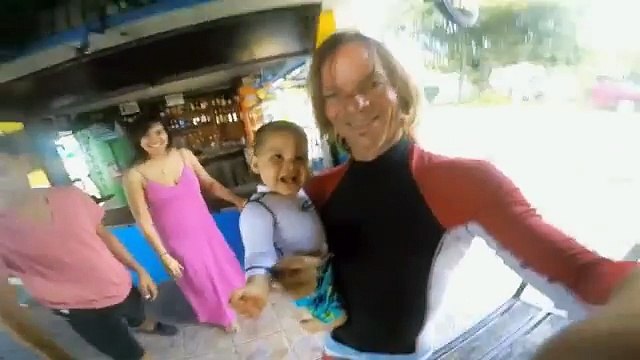 Ce bébé surf déjà à 9 mois, et il a l'air d'adorer ça!