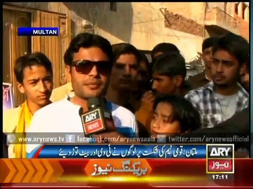 Disappointed female fans offer bangles to Pakistan cricket team