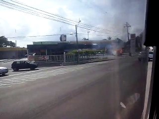 Kombi pega fogo na avenida Sila Munguba
