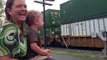 Un enfant voit son papa conduire le train