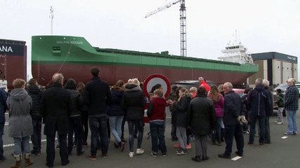 Opgewonden reacties bij tewaterlating schip in Westerbroek - RTV Noord