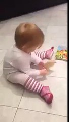 Un bébé joue avec un poussin - FAIL