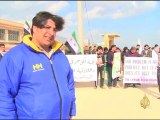 أهالي كفرنبل السورية يتظاهرون للتأكيد على سلمية ثورتهم