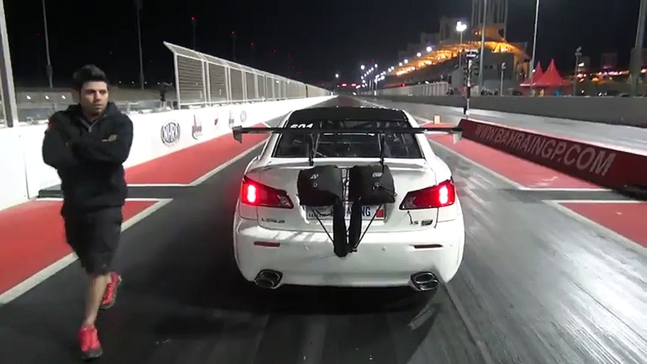 Carro sai voando durante prova de arrancada no Bahrein