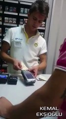 Kağıt Parayı Pos Cihazına Sokan Genç..