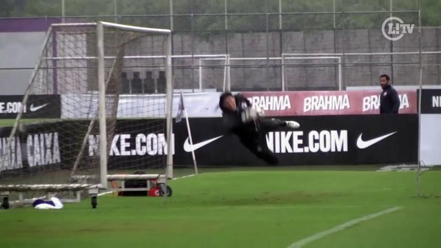 Com belas defesas, Cássio se destaca em treino do Timão