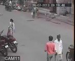 Chain Snatching on the road from a woman