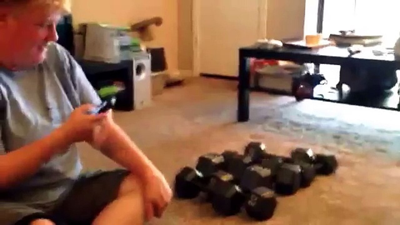 Elle essaie de parler avec son Chat mais elle n'aurait pas Du