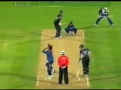 MS Dhoni Clever Dismissed Jacob Oram, MS Dhoni Brilliant Twice Off One Ball
