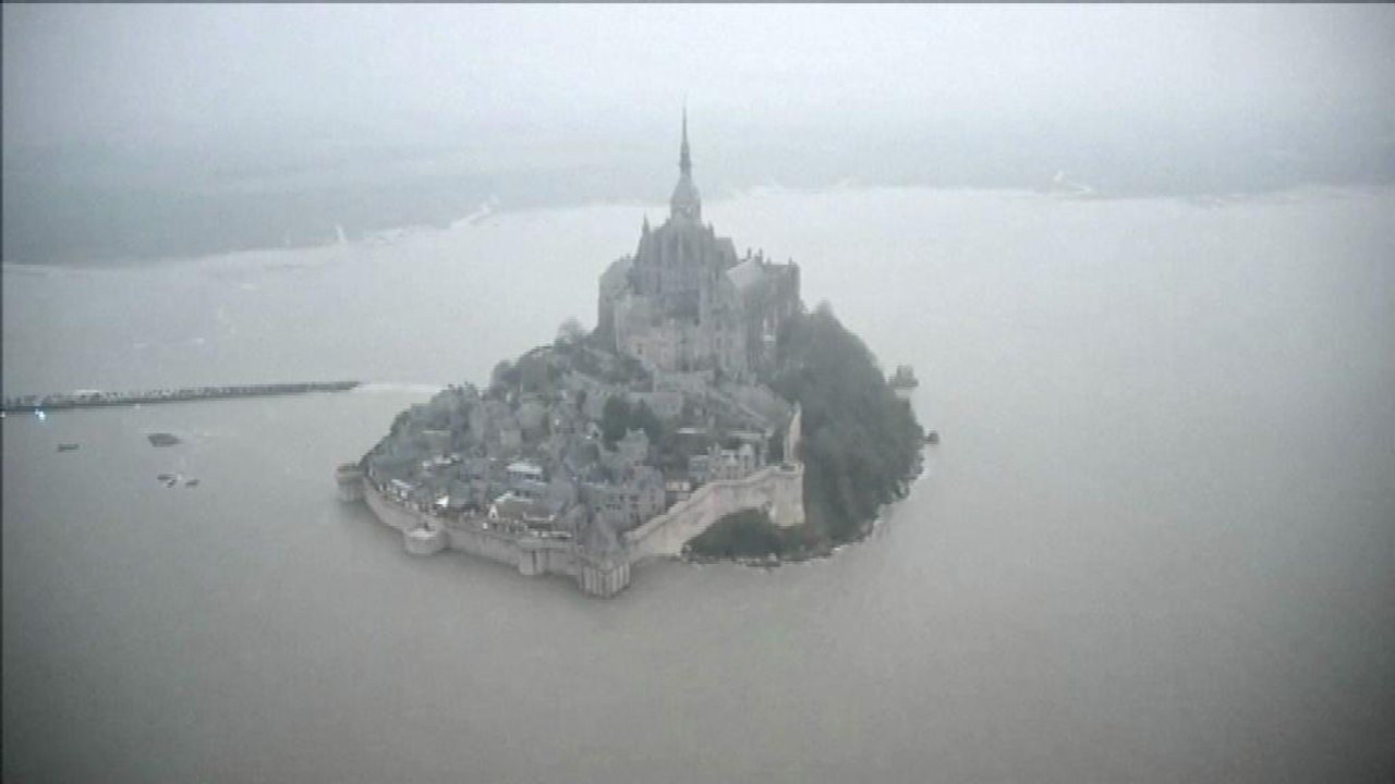 "Marée du siècle": le Mont-Saint-Michel redevient une île pour quelques minutes