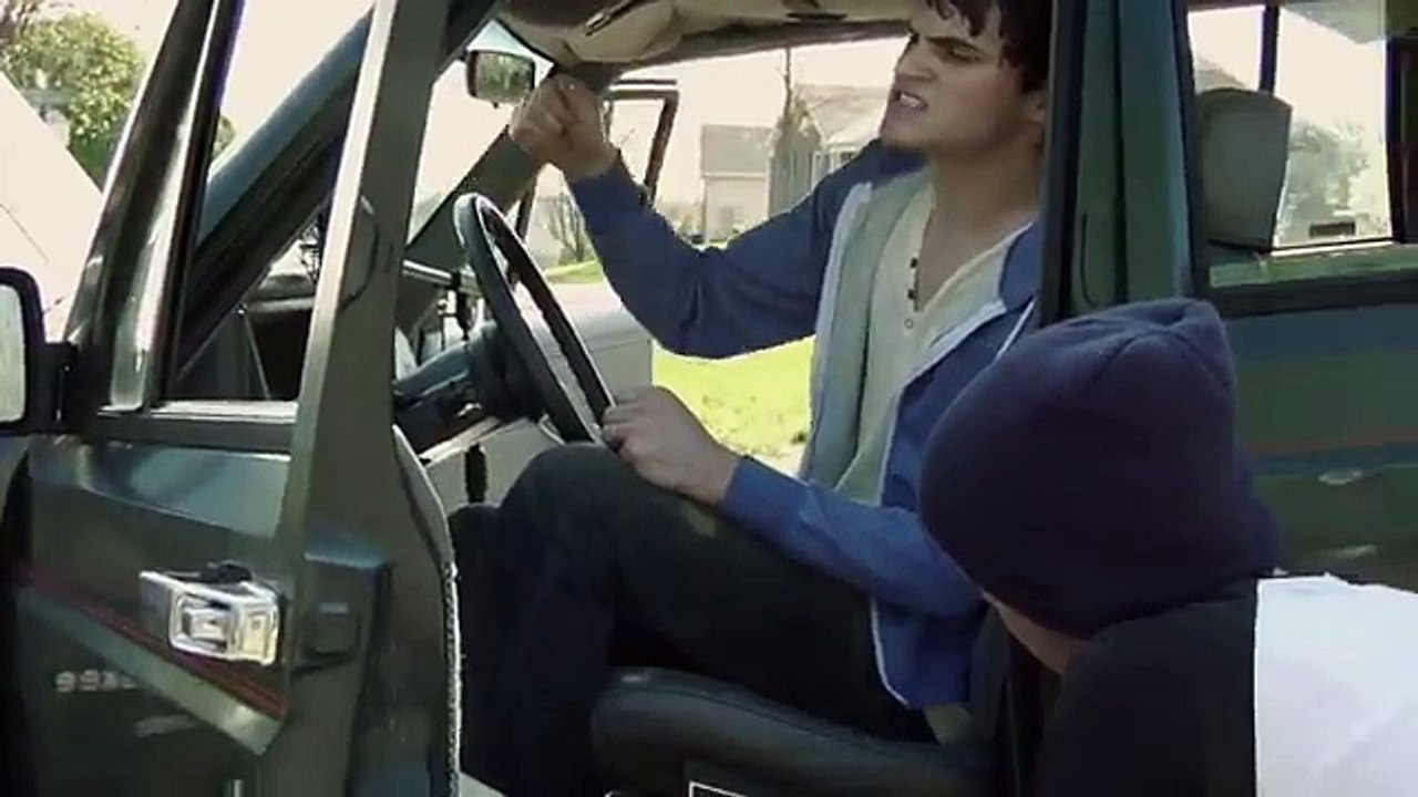 Il se sert de sa jeep comme d'un instrument de musique !