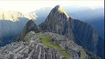 And dağlarının 2.360 metre yükseklikte kurulmuş olan Machu Picchu'da gün doğumu.