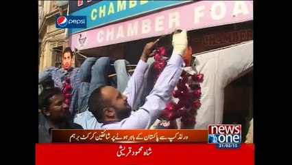 Angry citizens burn cricketers poster in Karachi