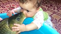 OHAA..Bebekten Balığa Hayat Öpücüğü..