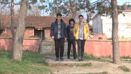 Liseli Gençler, Köy Okulundaki Öğrencilere İngilizce Öğretiyor