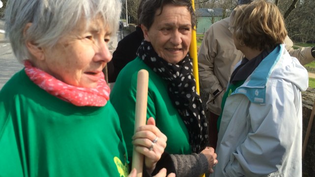 Les habitants désherbent la ville