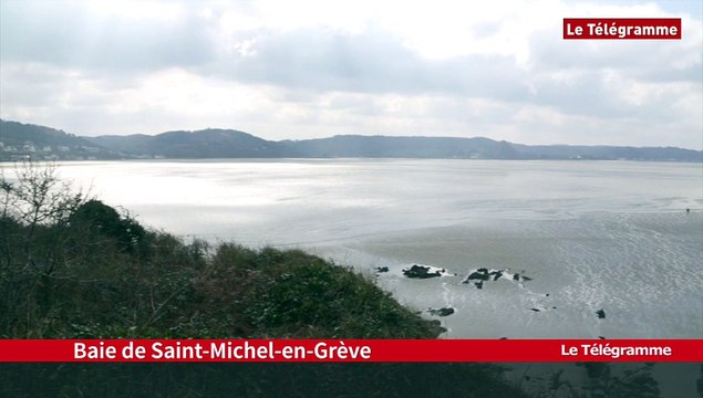 Marée du siècle. L'estran libéré des eaux de Saint-Michel-en-Grève à Locquirec