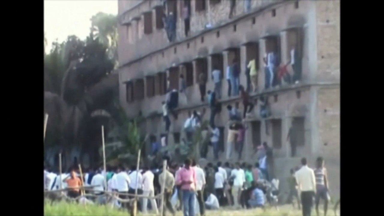 Inde : ils escaladent un centre d'examens pour aider leurs enfants à tricher