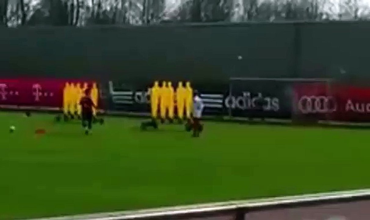 Javi Martinez Amazing Goal Training Bayern Munich 2015