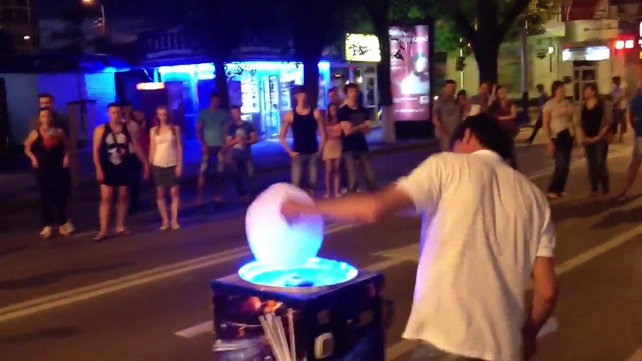 Un vendeur de barbe à papa danse et fait le show