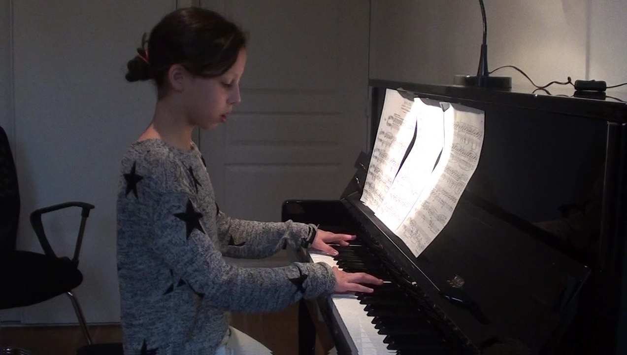 Rébecca Gensane romantique dans le Clair de Lune