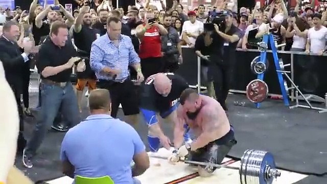 Record : Il soulève 462 kilos sous les yeux de Schwarzenegger