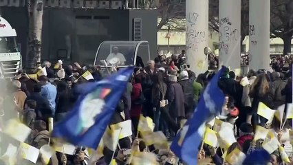 Crowds welcome Pope in mafia country