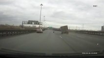 Caminhão perde as rodas em estrada na Rússia