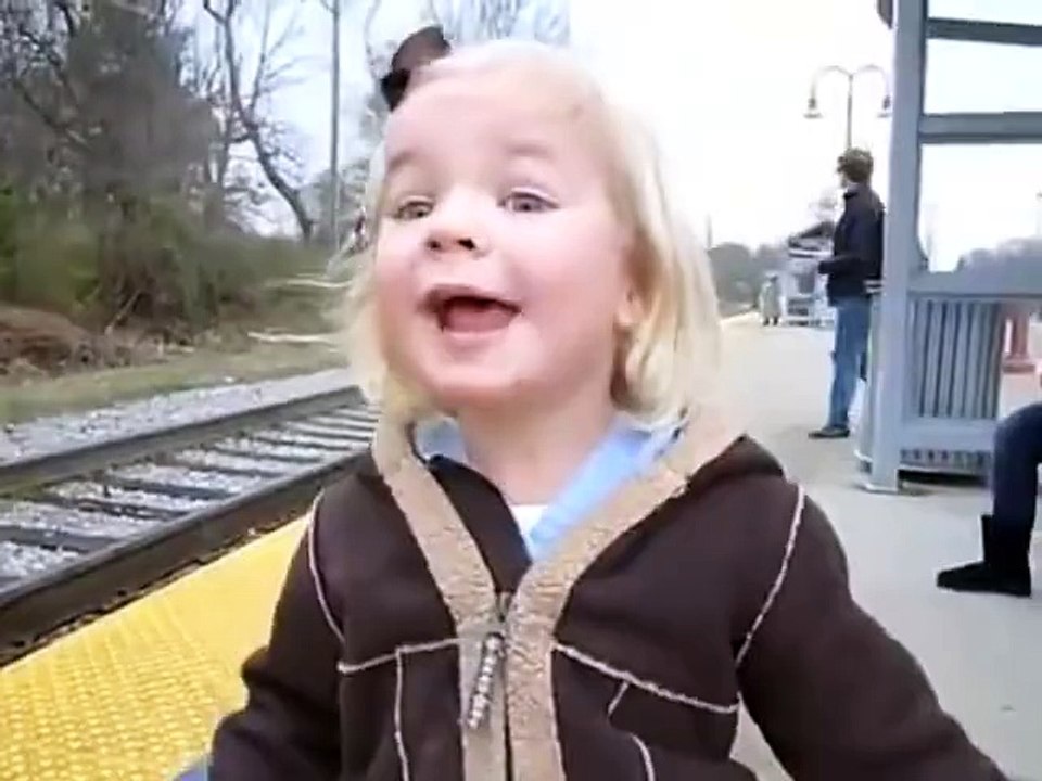 Cette petite fille voit un train pour la première fois