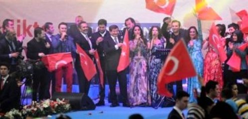 Davutoğlu Sanatçıları Kırmadı Şarkı Söyledi