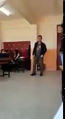 Tekme atmaya çalışırken yere kapaklanan liseli kız