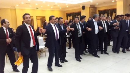 Dernek Gecemizde Mustafa Güler veHilmi Türkmen Beraber Halay