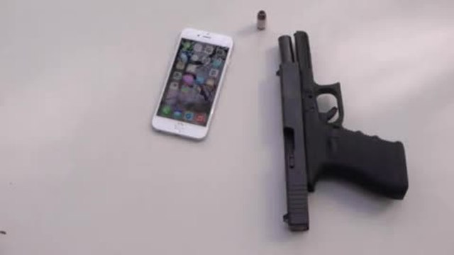 Un abruti détruit un Iphone 6 neuf en tirant une balle dedans