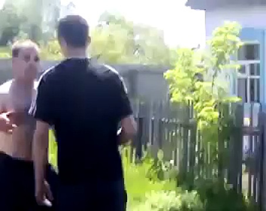 Потасовка на улице.Село.Двор.Достаточно одного удара и