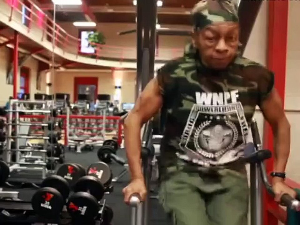 This 77-Year-Old Grandma Can Lift More Than You勇猛的77歲老奶奶