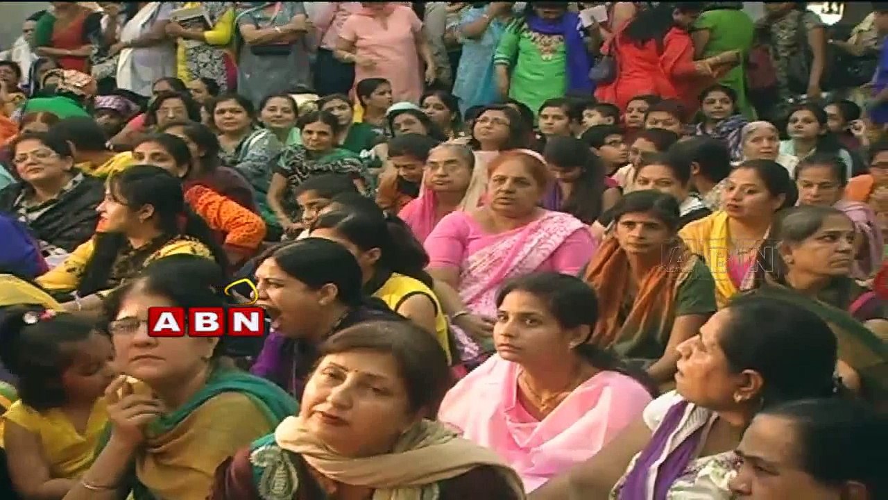Students beats teacher in Uttarpradesh (22-03-2015)