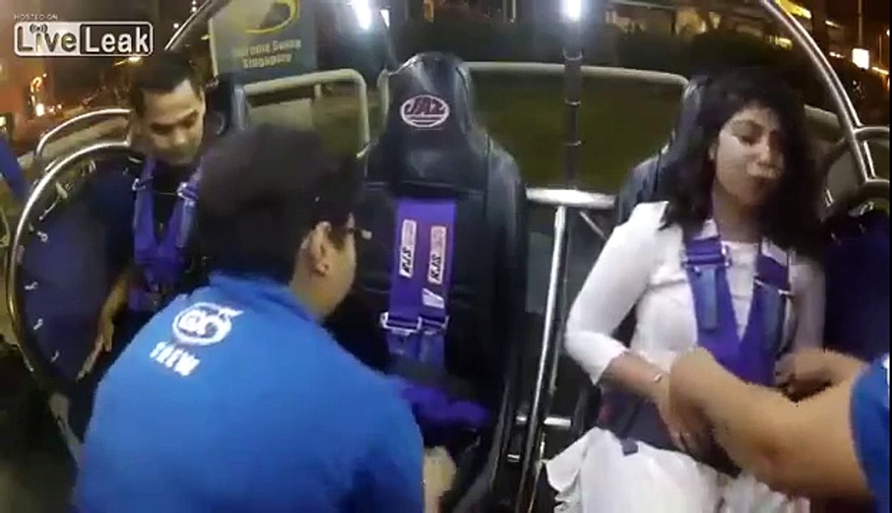 Cet homme perd tous ses moyens dans ce manège à...