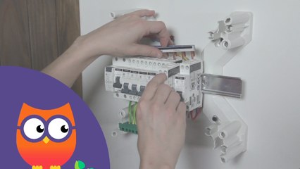 Comment remplacer un disjoncteur divisionnaire (Ooreka.fr)