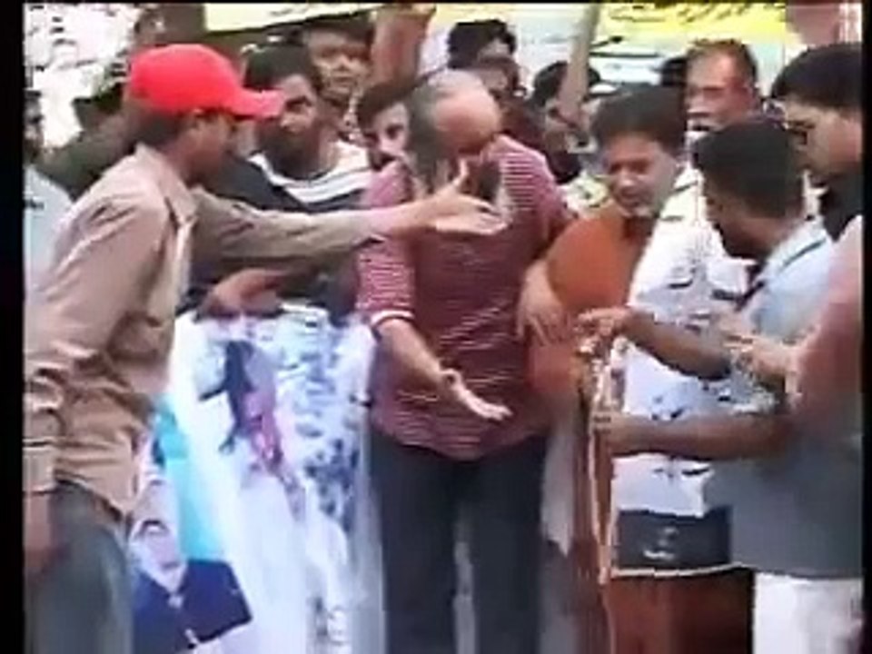 mqm-political-workers-abusing-altaf-hussain