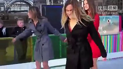 HD France Eiffel Tower three beautiful girl sexy lingerie bra set Skating Capture